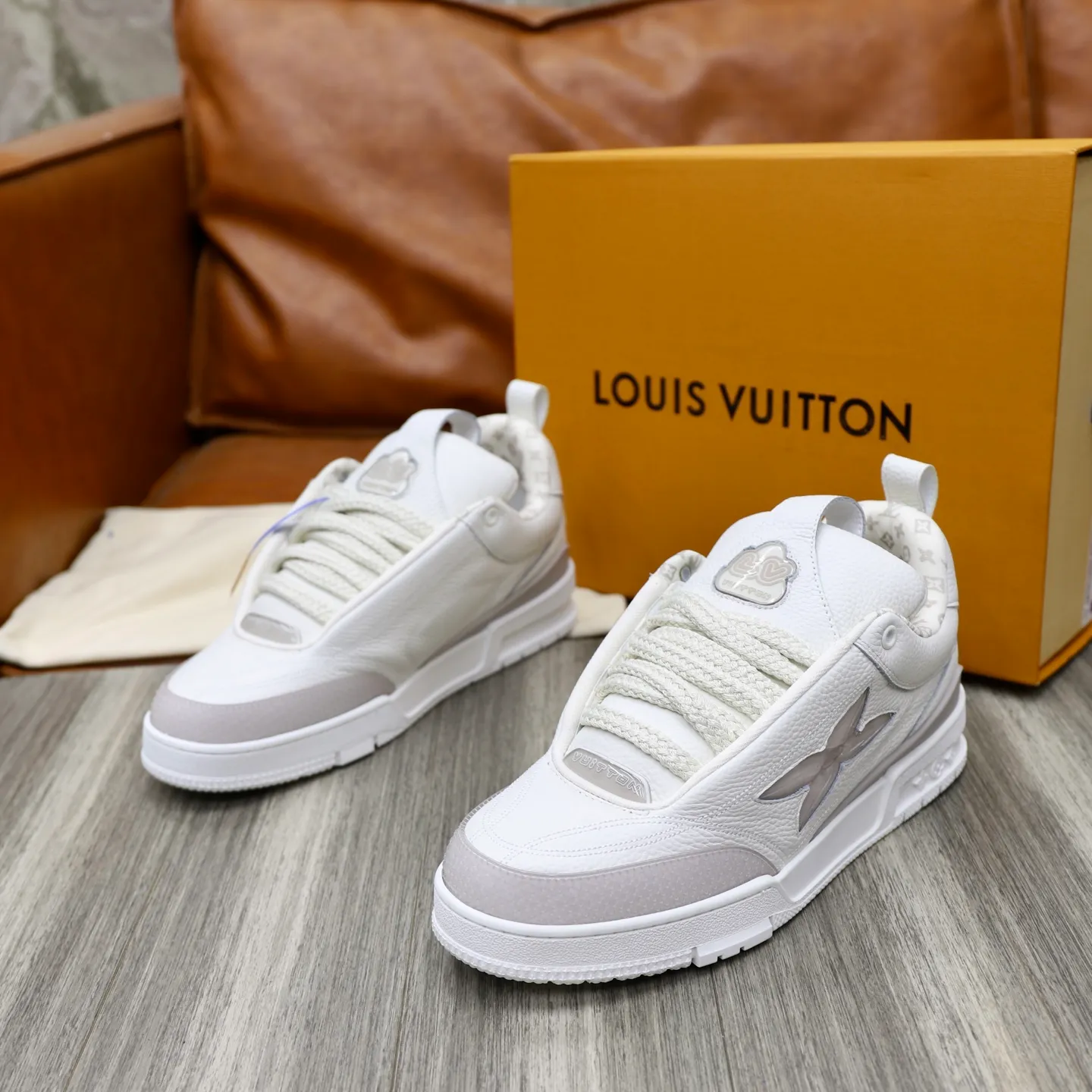 Men's shoes 💰: 860💰 LV Louis Vuitton TRAINER new sneakers are shipped. Louis Vuitton men's artistic director Virgil Abloh took inspiration to create this LV Trainer sneaker. Yingze crystal inlays present a colorful effect, with two gorgeous effect colors to choose from. The LV diamond letter logo badge on the tongue is gorgeous and noble. The LV letters are decorated on the side. The outsole is decorated with a Monogram flower pattern. It shows the trend of elegance and nobility! Men's model: 39-44 (38, 45, 46 customized)